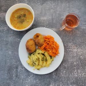 Dieta podstawowa  Zupa brokułowa z ryżem Kotlet z jaj Ziemniaki z koperkiem gotowane Surówka z marchwi i jabłka Kompot owocowy z jabłkami